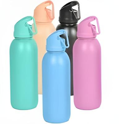 BOTELLA PLASTICA CON COLGANTE (750cc)